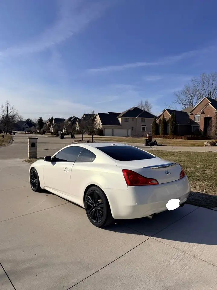 Infiniti Q60 снимка Infiniti Q60
