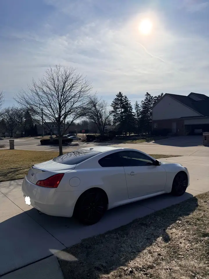 Infiniti Q60 снимка Infiniti Q60