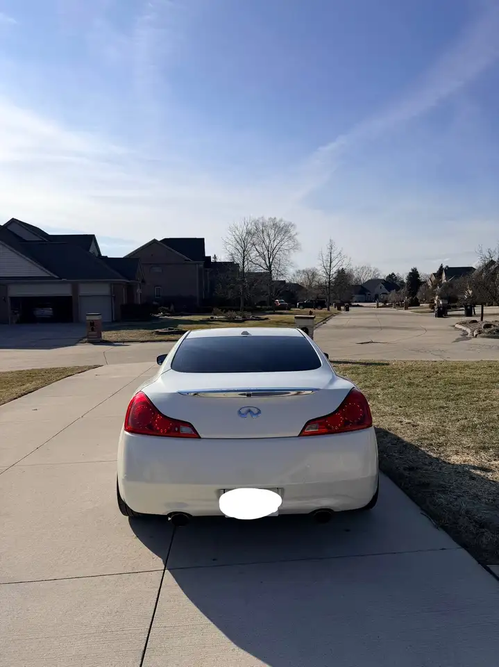 Infiniti Q60 снимка Infiniti Q60