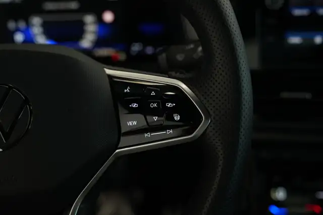 Volkswagen T-Roc view 11