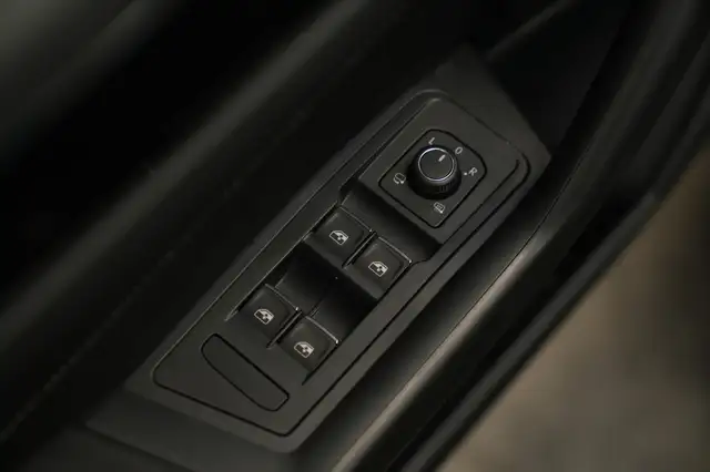 Volkswagen T-Roc view 13
