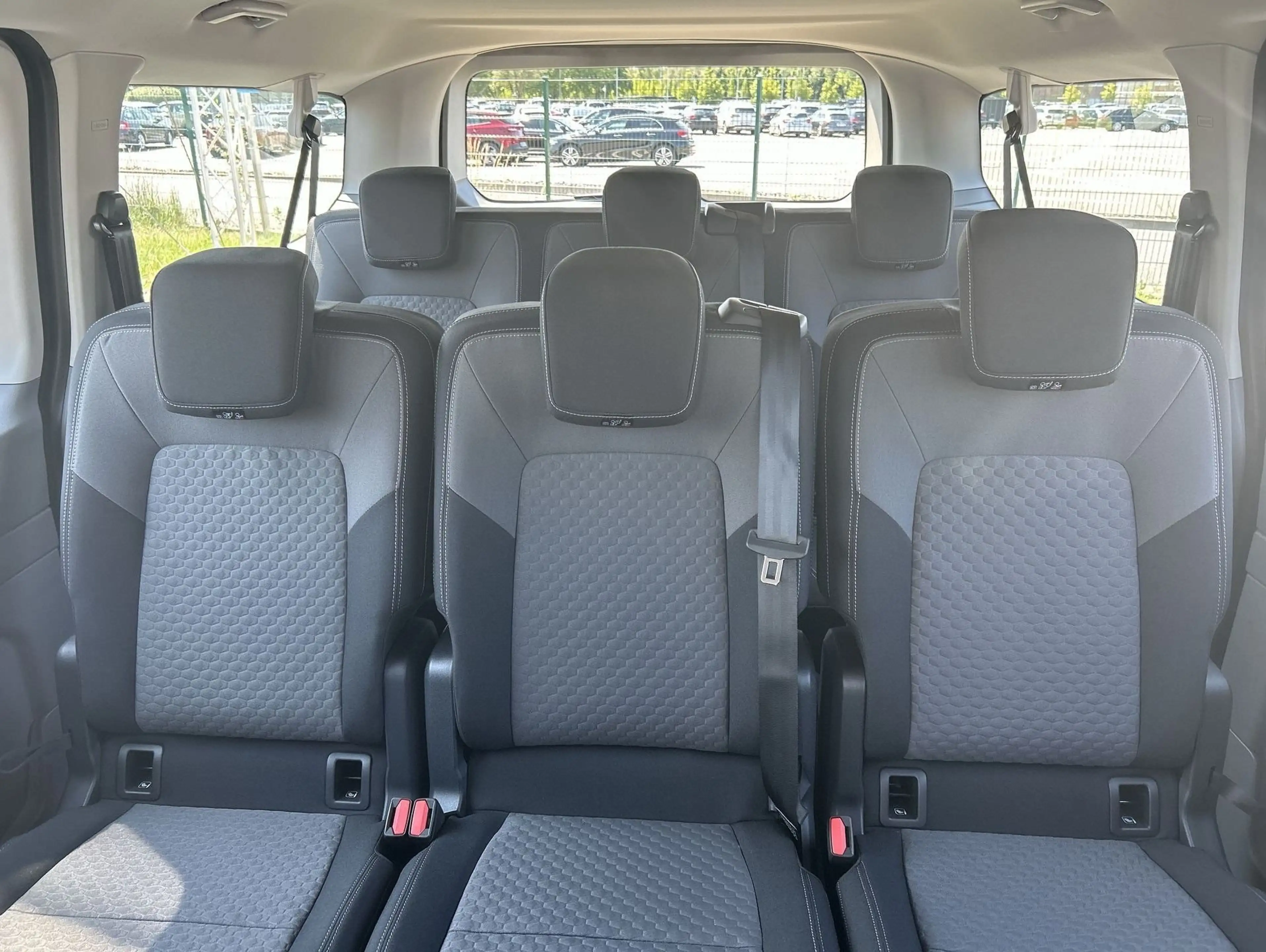 Volkswagen T7 Caravelle Life 2.0 TDI 110 kW Getriebe: 8-Gang-Automatikgetr — photo 8