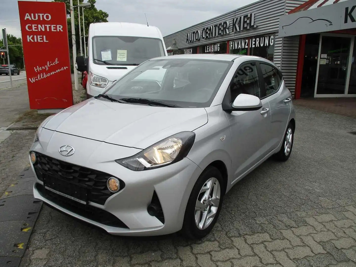 Hyundai i10 Essential *Klima*Tempomat*5-türig Silber - 2