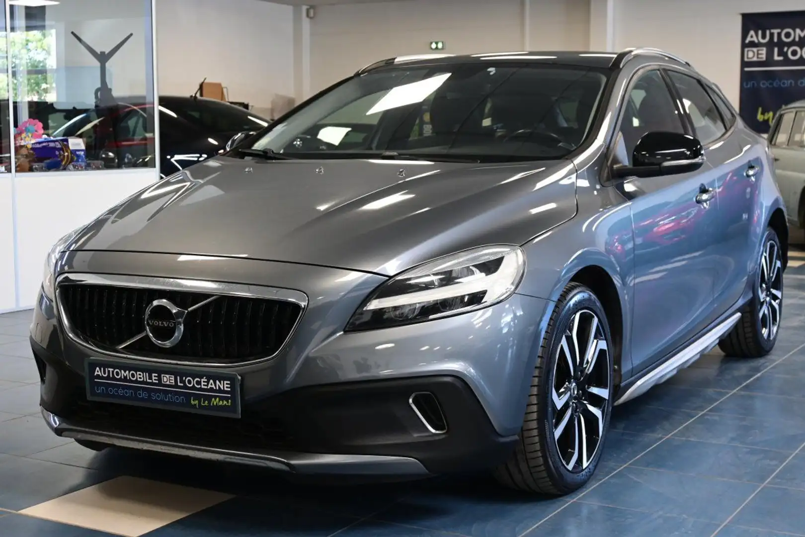 Volvo V40 CROSS COUNTRY D3 150 Geartronic 6 Oversta Edition Gris - 1
