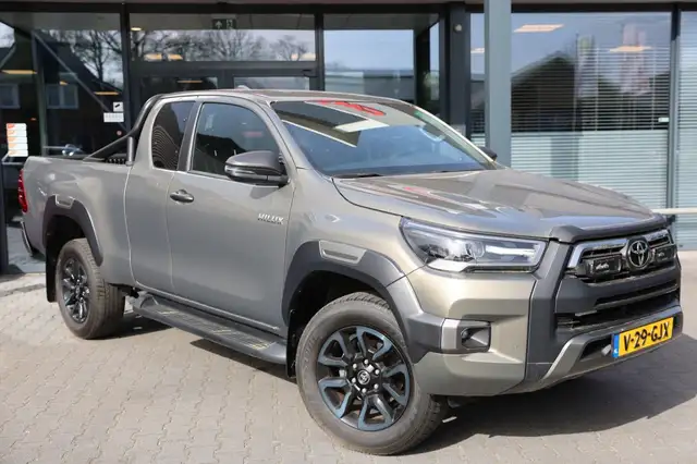 Toyota Hilux 2.8 D-4D X-TRA CAB INVINCIBLE A/T 4WD VAN ( INCL.