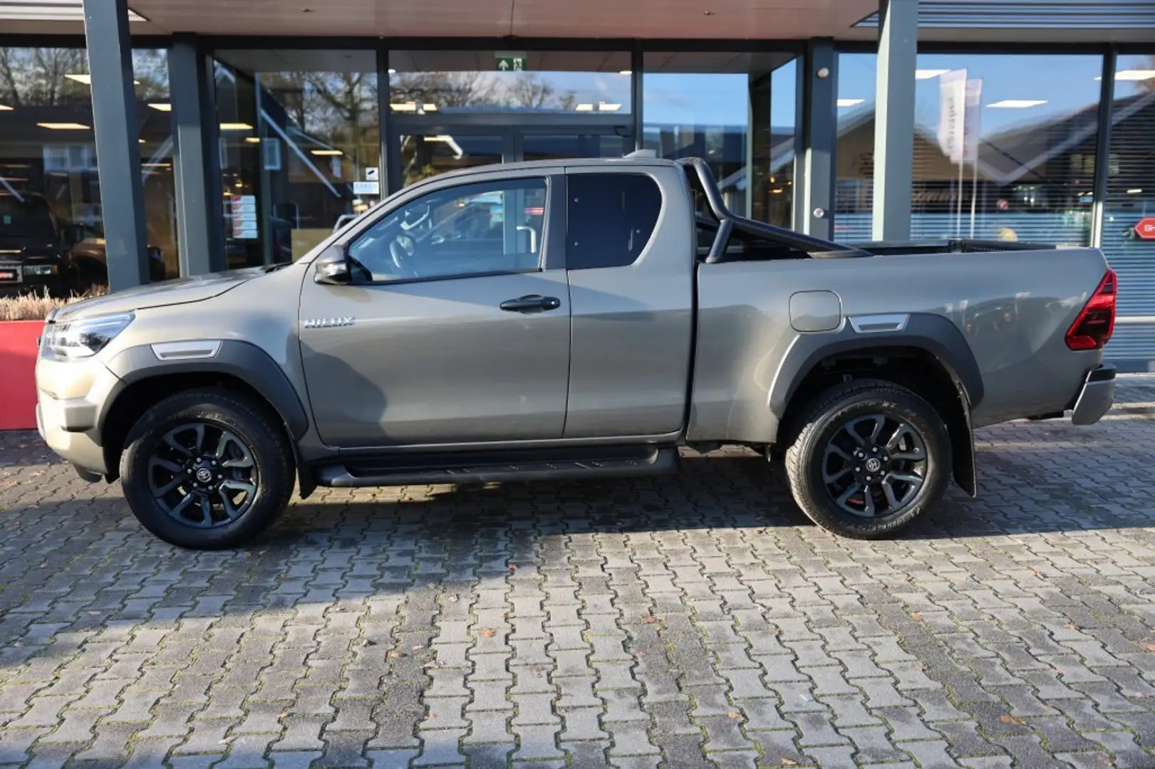 Toyota Hilux 2.8 D-4D X-TRA CAB INVINCIBLE A/T 4WD VAN ( INCL. Beige - 2