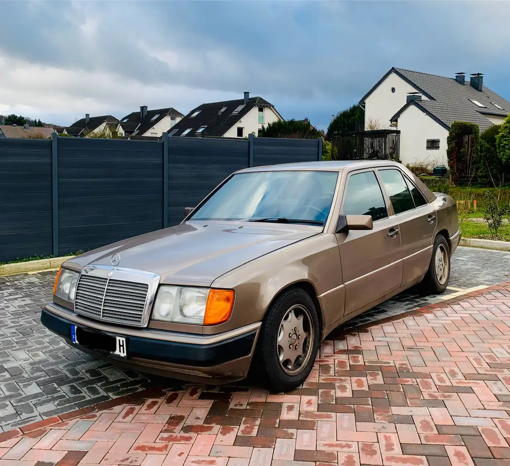 Mercedes-Benz E 230