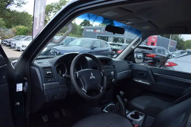 Mitsubishi Pajero view 4
