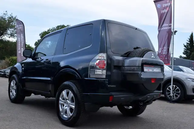 Mitsubishi Pajero view 5