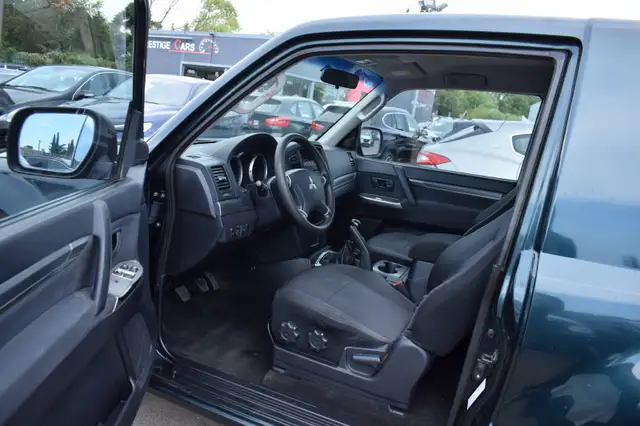 Mitsubishi Pajero view 6