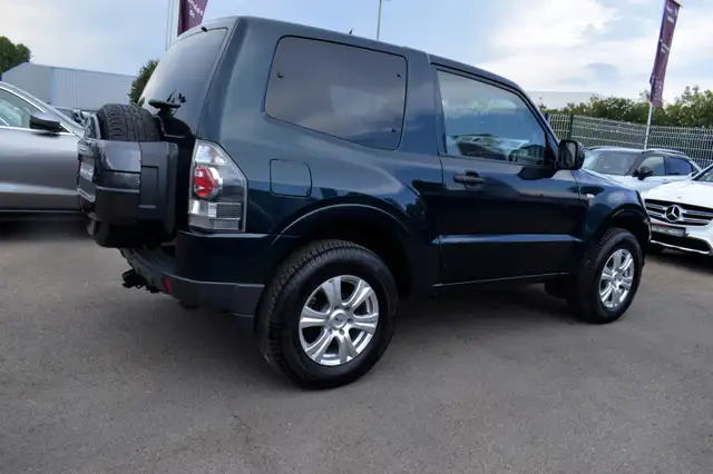 Mitsubishi Pajero view 10
