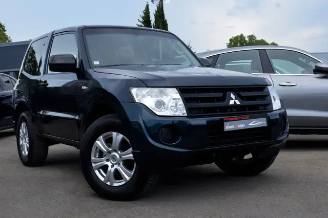 2012 Mitsubishi Pajero in Green for sale