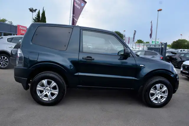 Mitsubishi Pajero view 11