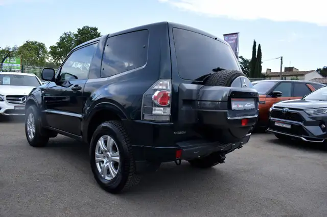Mitsubishi Pajero view 9