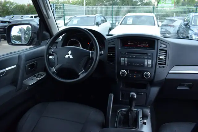 Mitsubishi Pajero view 2