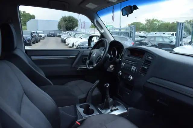 Mitsubishi Pajero view 12