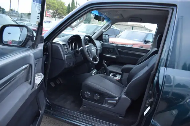 Mitsubishi Pajero view 8