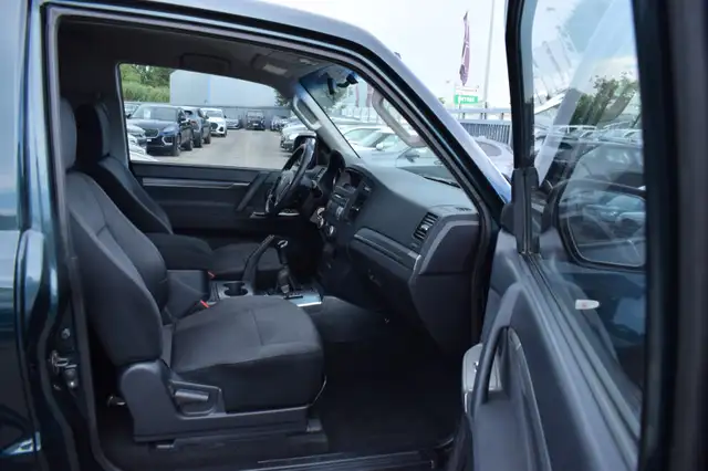 Mitsubishi Pajero view 13