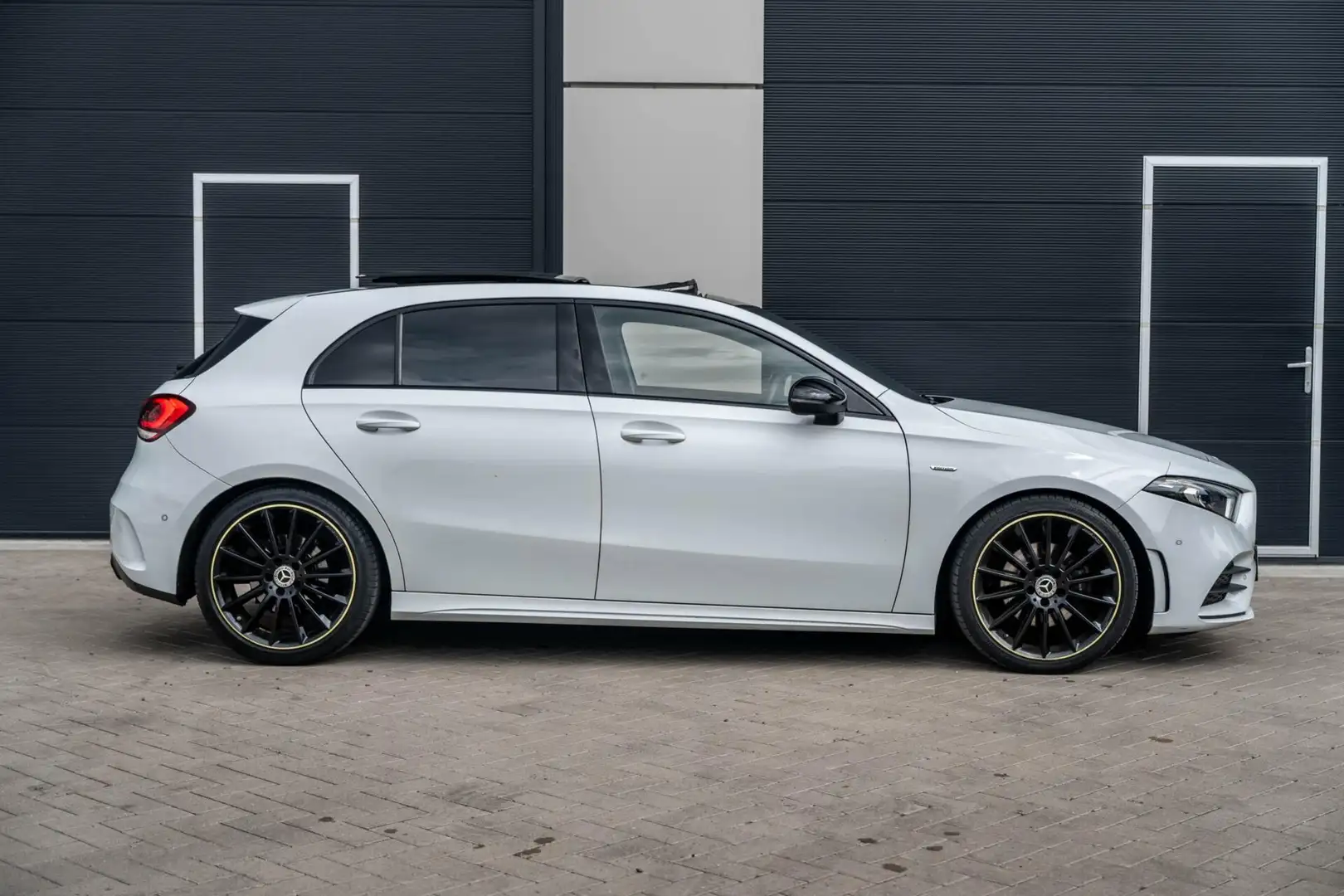 Mercedes-Benz A 200 AMG Edition Sfeer|Carmera|Pano|Bomvol! Wit - 2