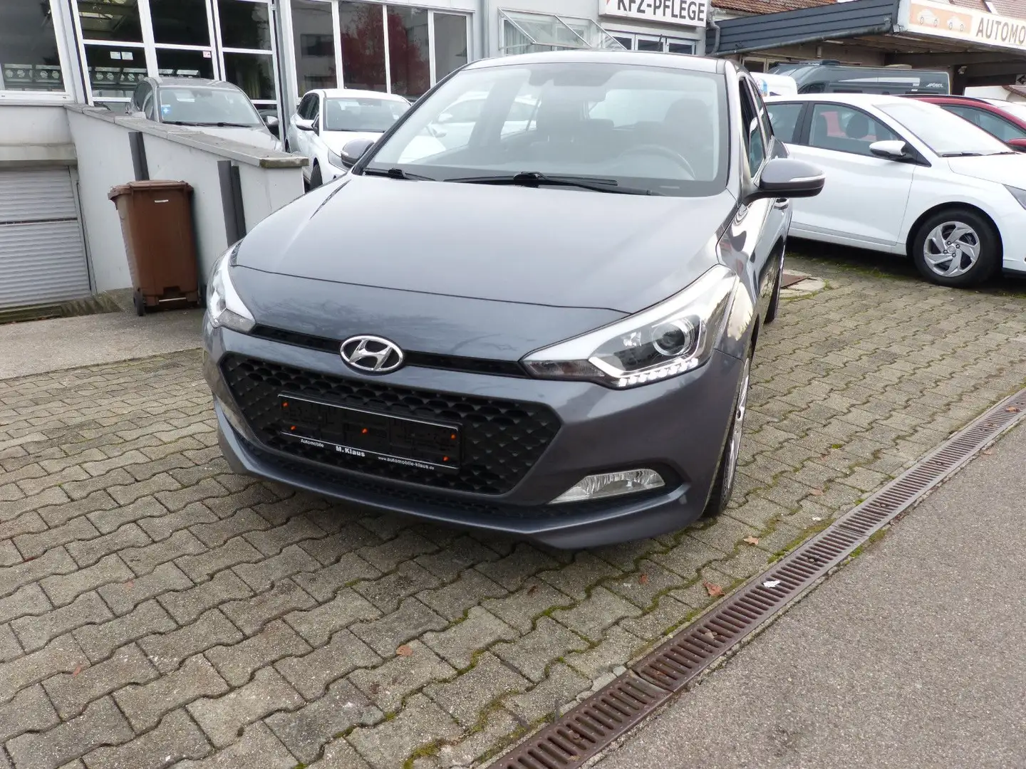 Hyundai i20 Trend AUT. NAVI KAMERA SHZ LHZ PDC ALU Grau - 1