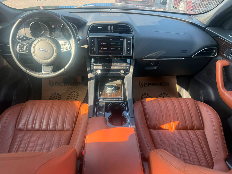 Jaguar F-Pace F-Pace 2.0 D AWD / FULL OPTIONS / CUIR / TOIT / MERIDIAN / CAMERA — photo 15