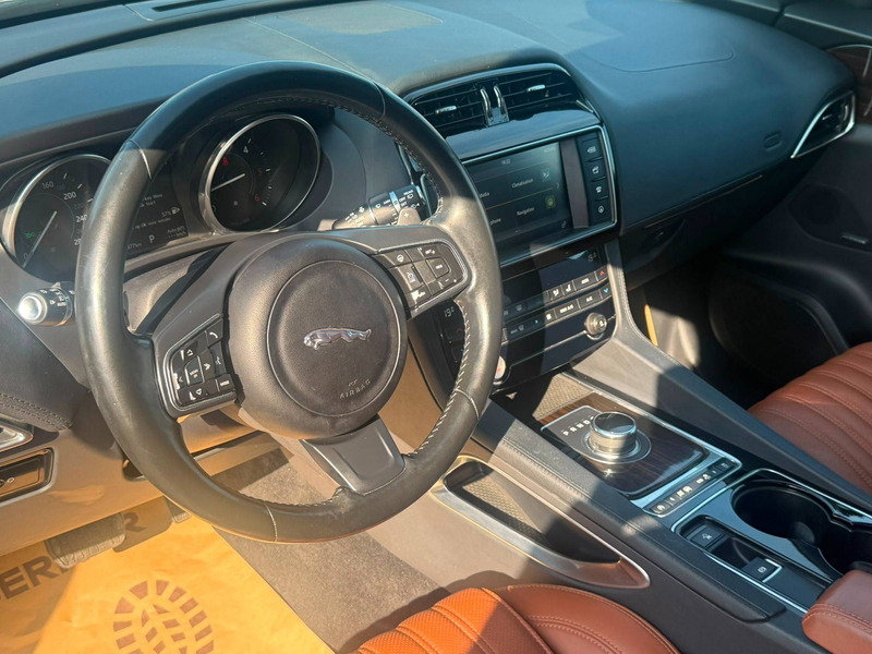 Jaguar F-Pace F-Pace 2.0 D AWD / FULL OPTIONS / CUIR / TOIT / MERIDIAN / CAMERA — photo 13