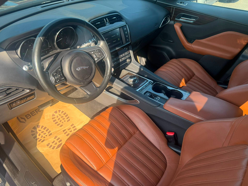 Jaguar F-Pace F-Pace 2.0 D AWD / FULL OPTIONS / CUIR / TOIT / MERIDIAN / CAMERA — photo 12