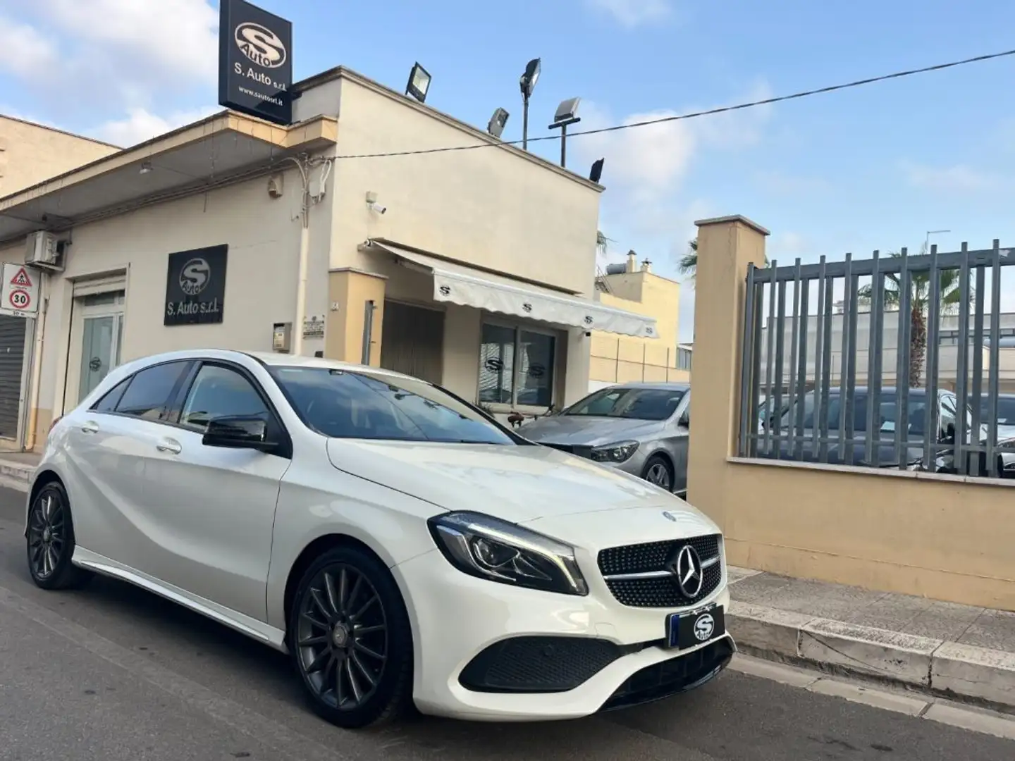 Mercedes-Benz A 180 d Premium AMG Blanc - 1