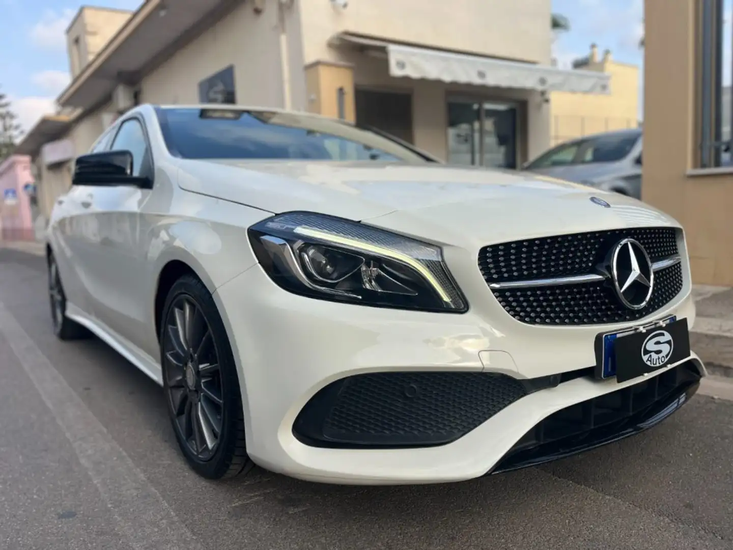 Mercedes-Benz A 180 d Premium AMG Blanc - 2