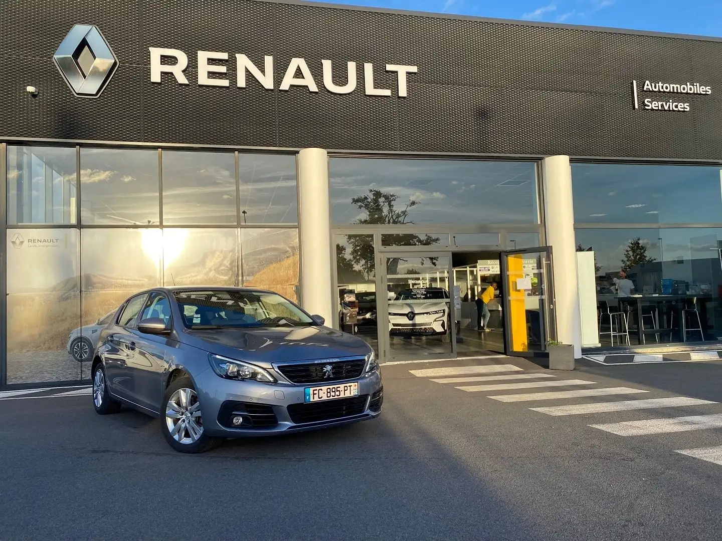 Peugeot 308 1.2 PURETECH 130CH E6.C S\u0026S ACTIVE BUSINESS EAT8 Grau - 1