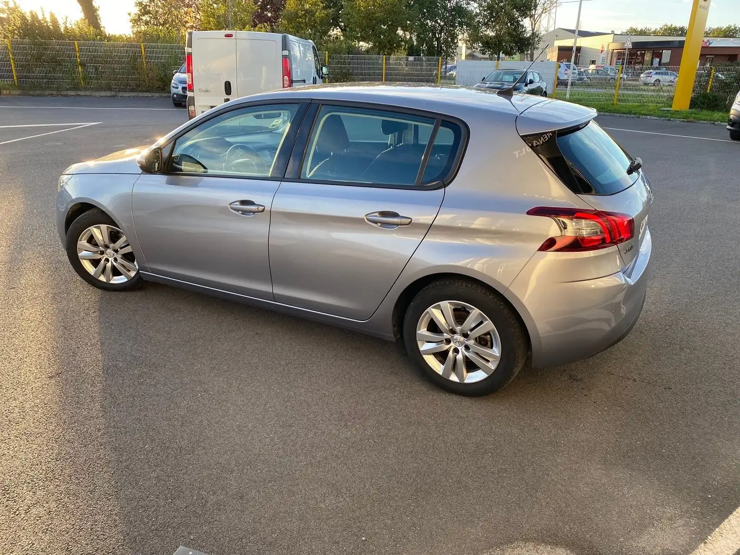 Peugeot 308 1.2 PURETECH 130CH E6.C S\u0026S ACTIVE BUSINESS EAT8 Grau - 2