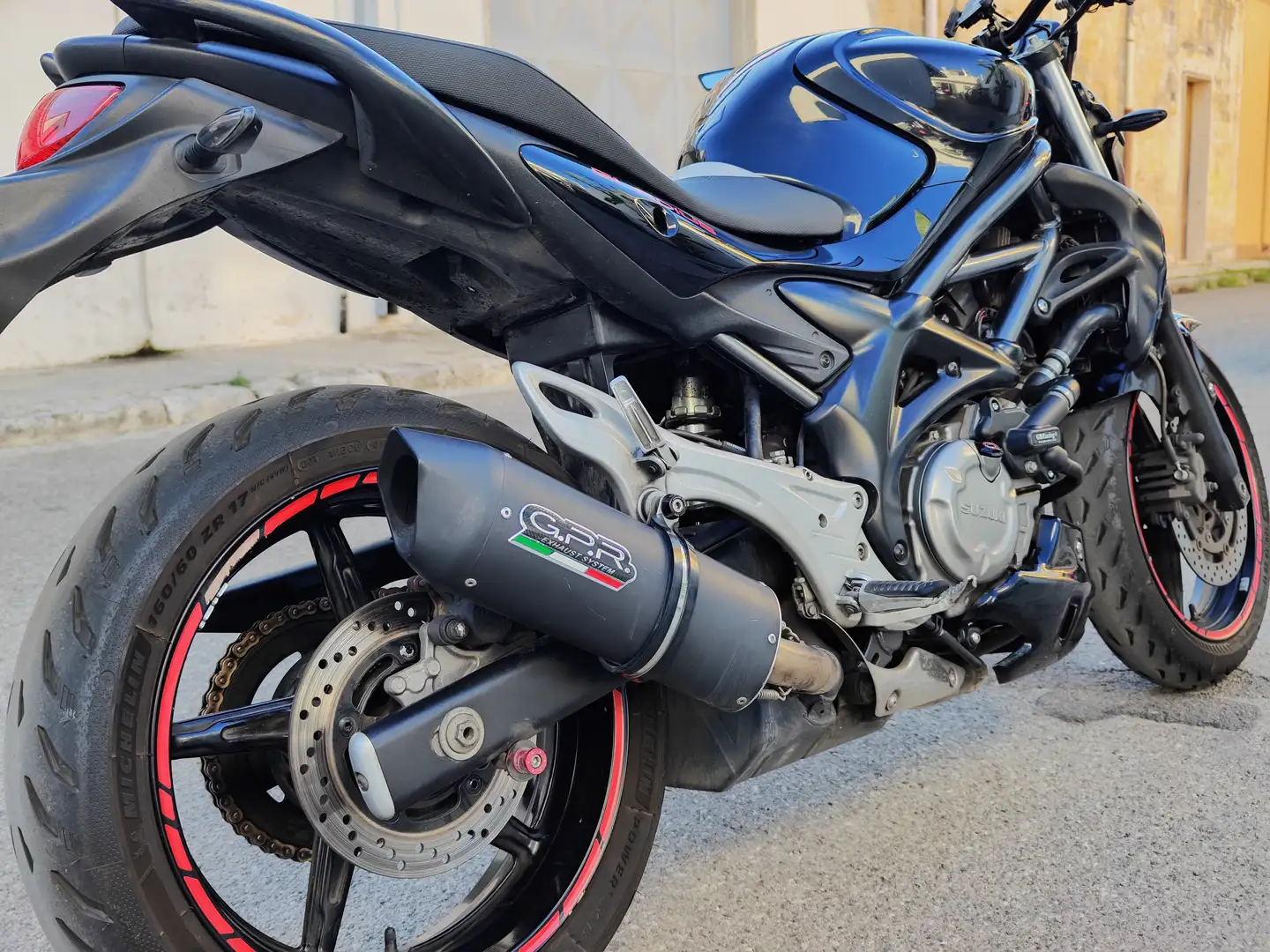 Suzuki Gladius 650 Fekete - 2