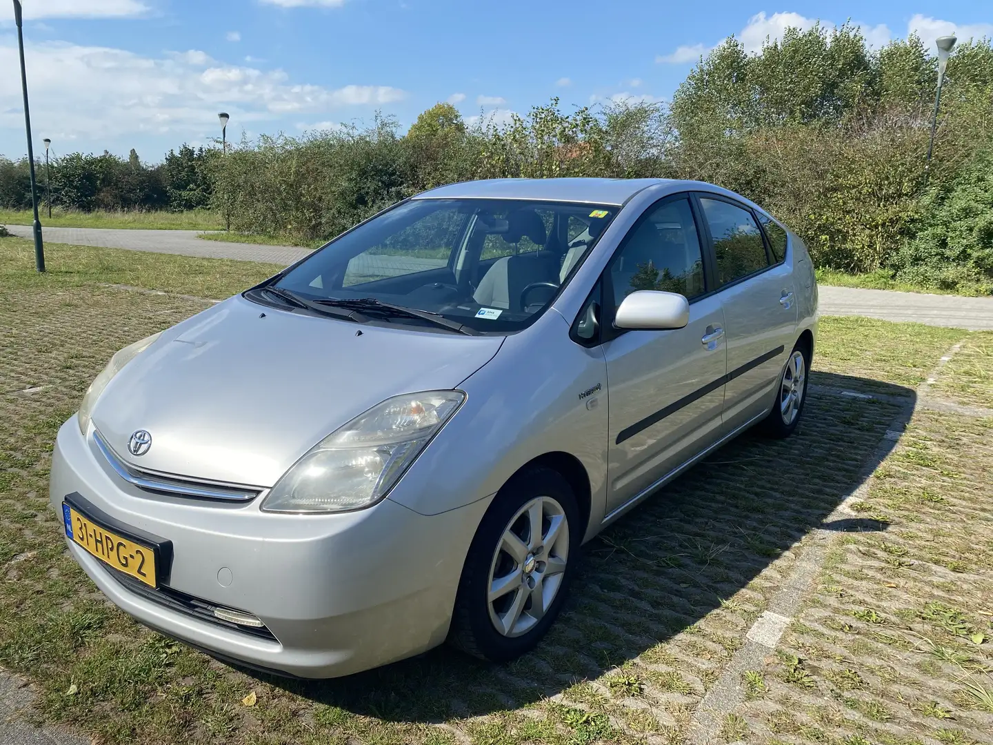 Toyota Prius (Hybrid) Sol - 2