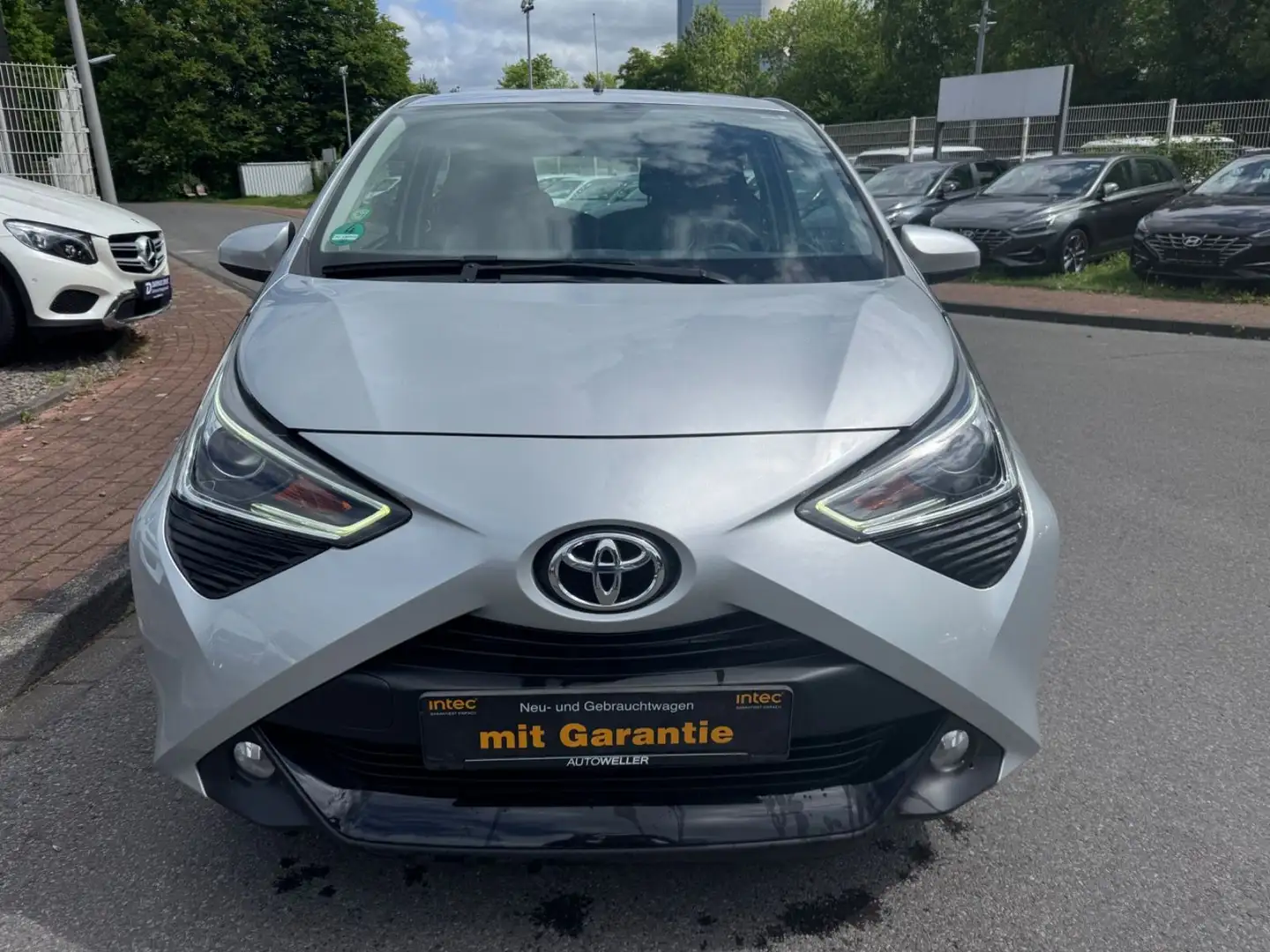 Toyota X-PLAY/1.HAND/KLIMA/R.KAM/TEMPOMAT/TÜV-SERV.-NEU Plateado - 2
