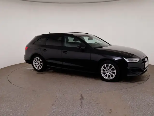 Audi A4 view 4