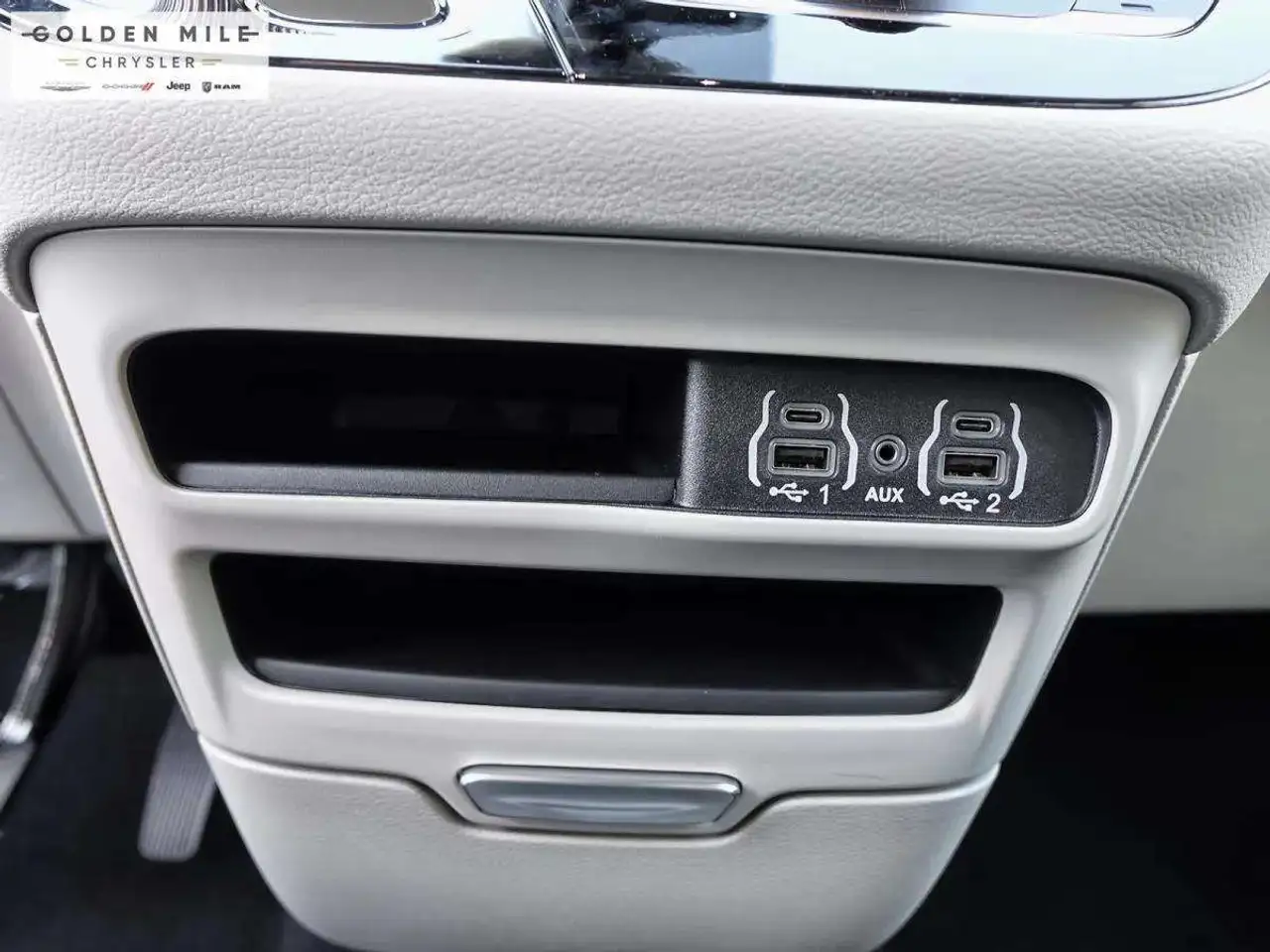 Chrysler Grand Caravan снимка Chrysler Grand Caravan