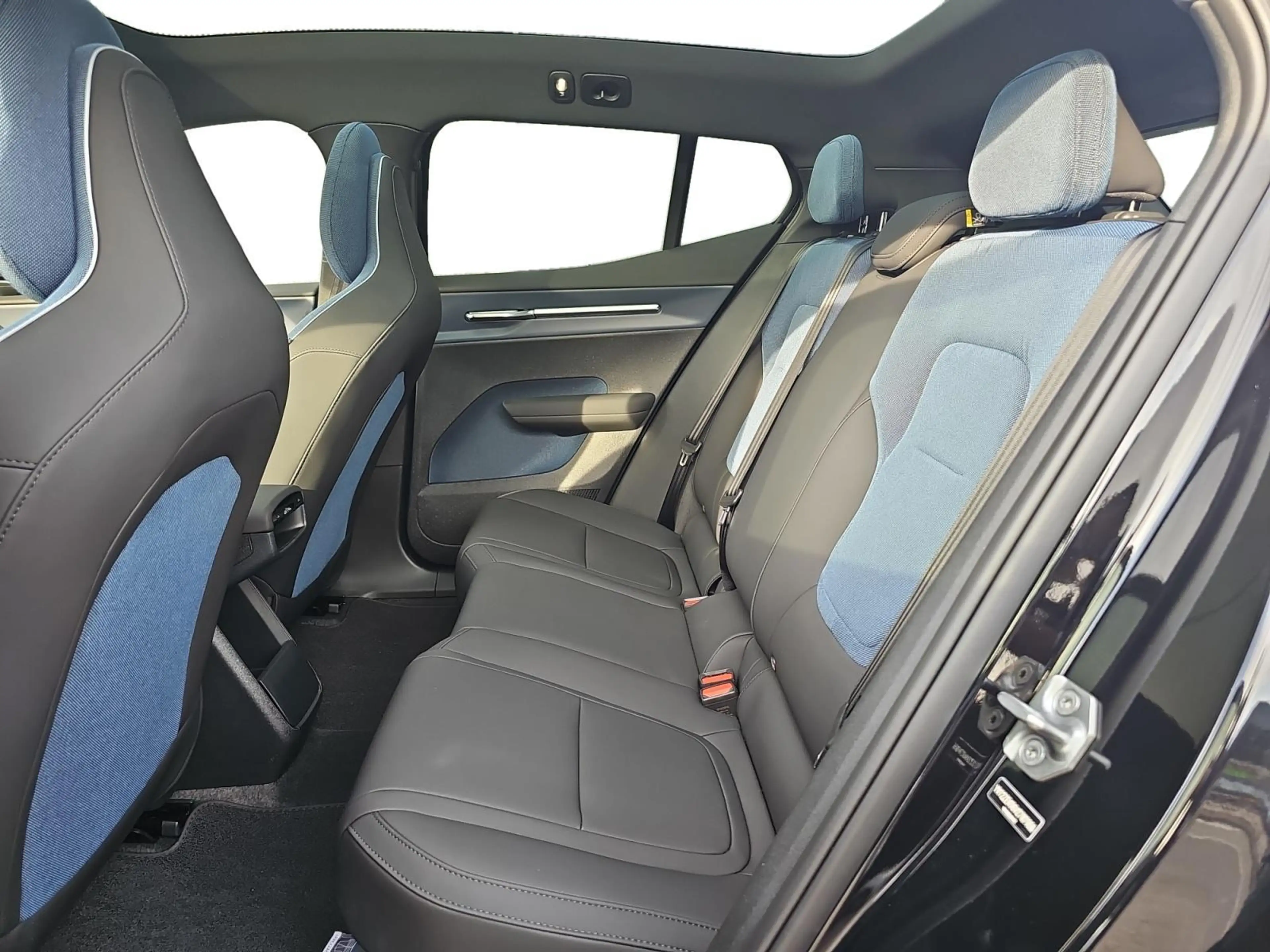 Volvo EX30 P8 AWD Ultra Black Edition Europa 69 kWh | Panoram — photo 14