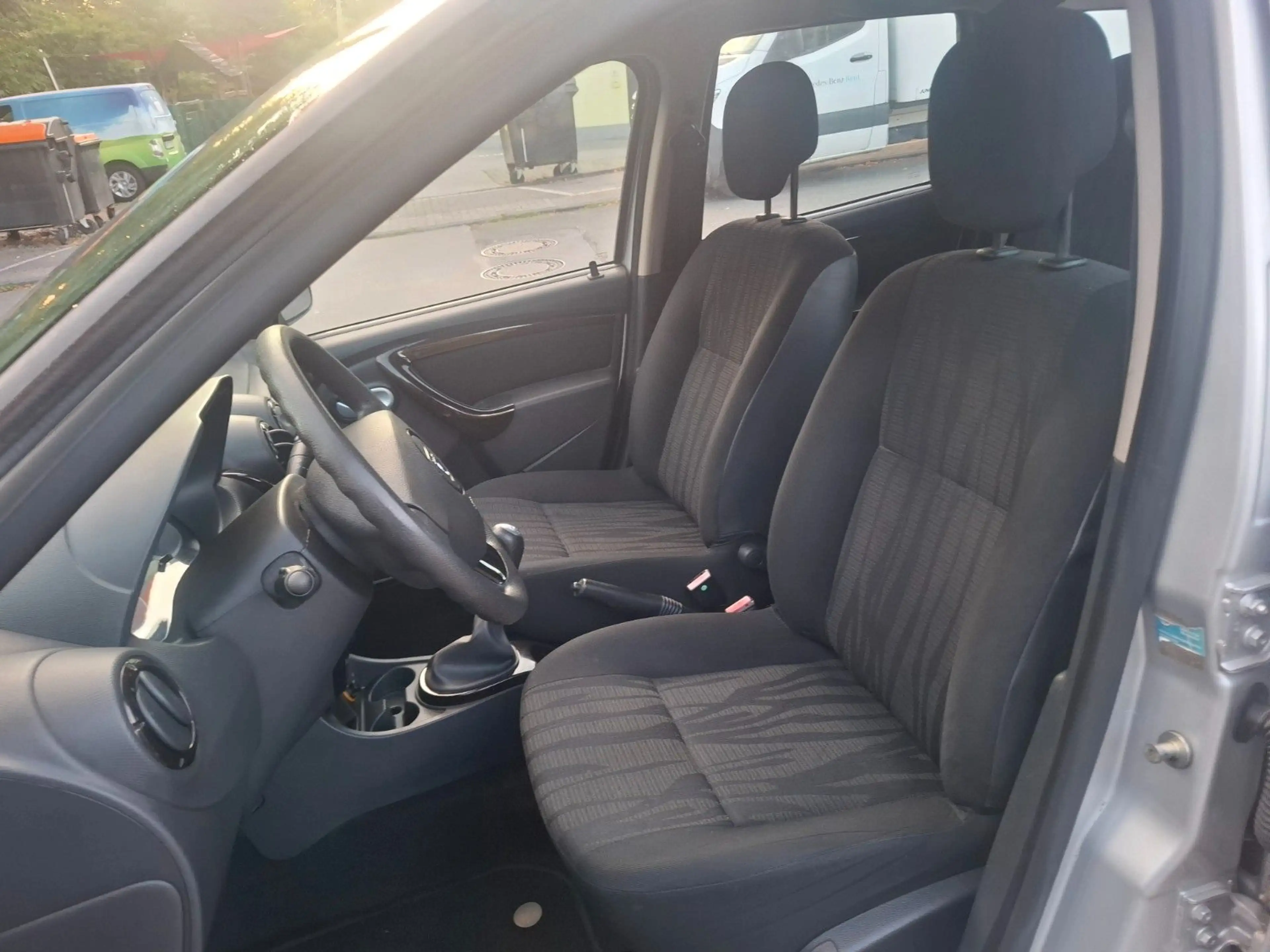 Dacia Duster I Laureate 4x2  1.6 TÜV NEU — photo 7
