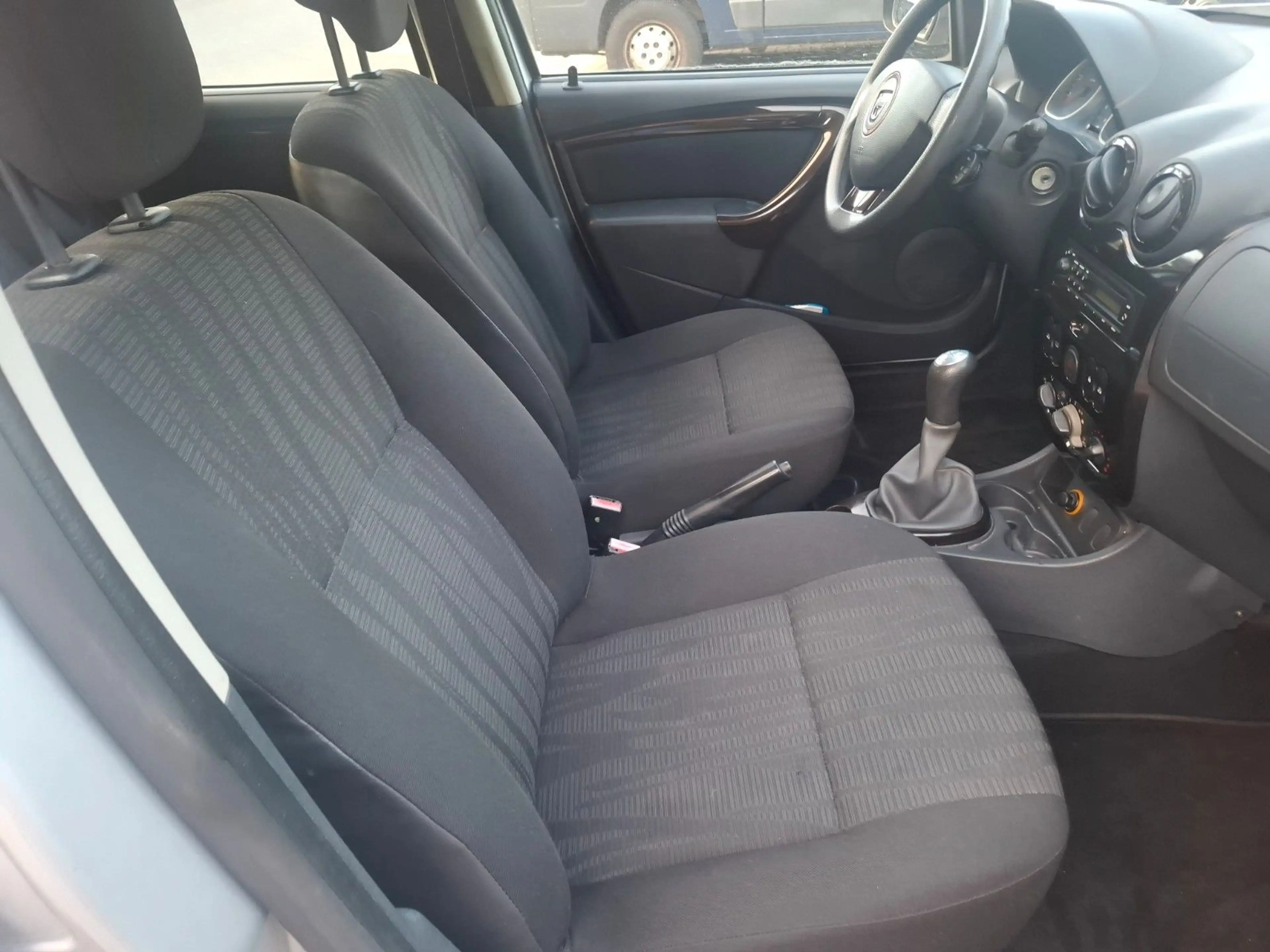 Dacia Duster I Laureate 4x2  1.6 TÜV NEU — photo 14