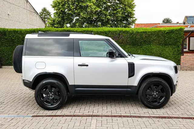 Land Rover Defender view 4