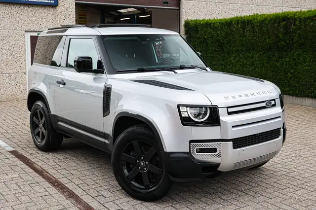 Land Rover Defender view 3