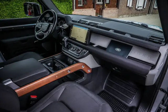 Land Rover Defender view 20