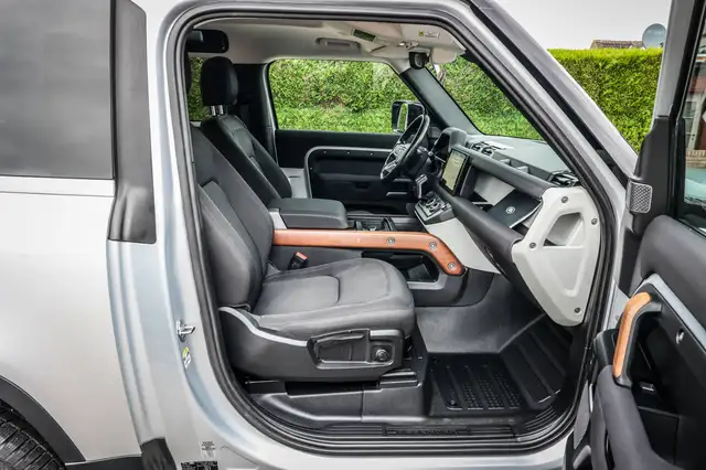 Land Rover Defender view 21