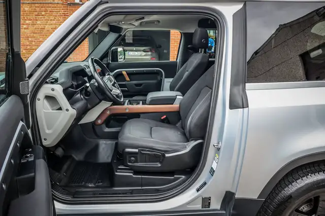Land Rover Defender view 11