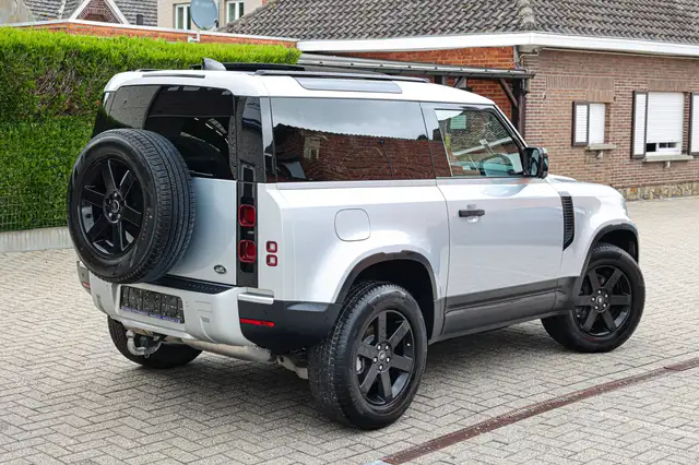 Land Rover Defender view 5