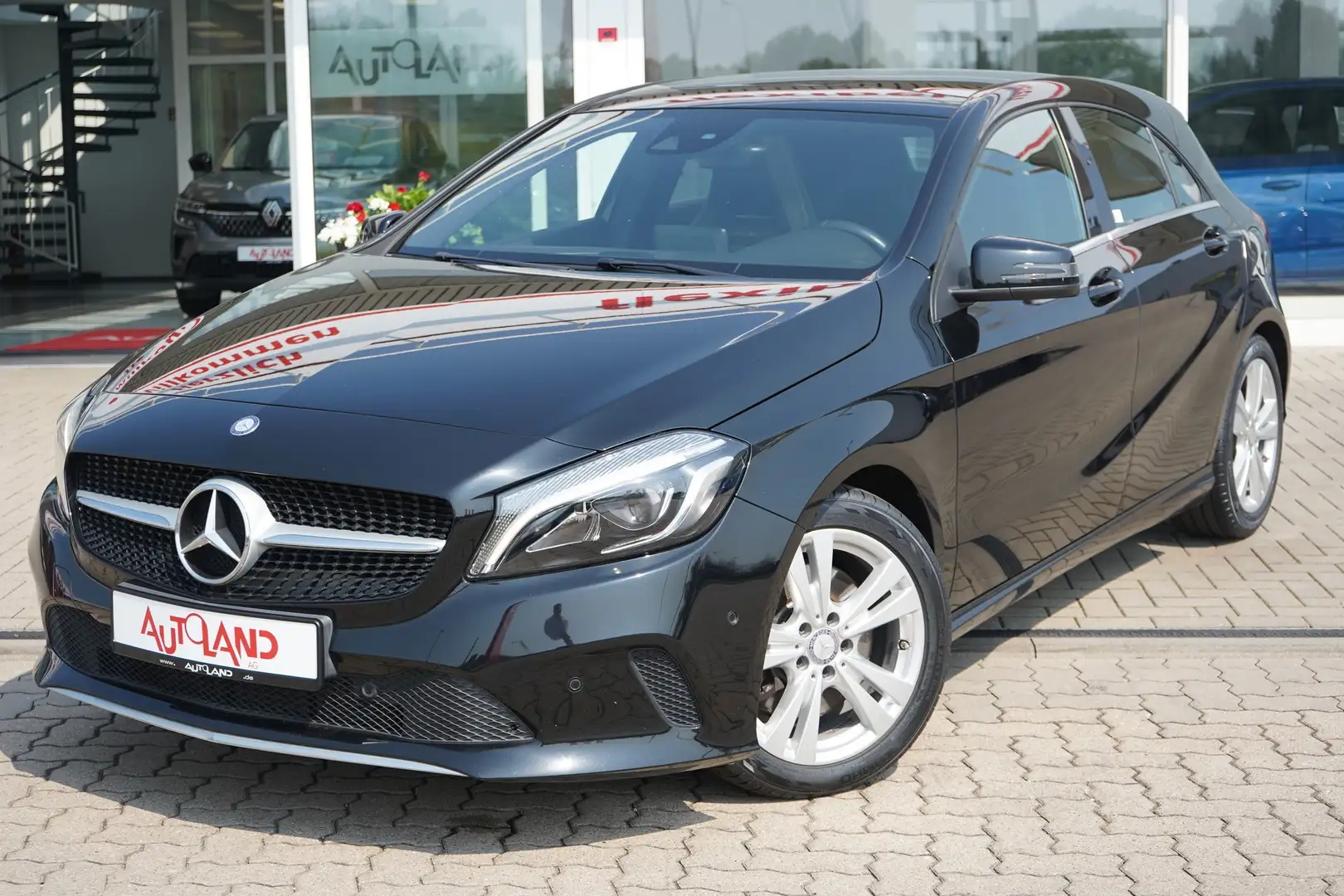 Mercedes-Benz A 250 A250 BlueEfficiency Urban LED Navi Panorama Zwart - 2