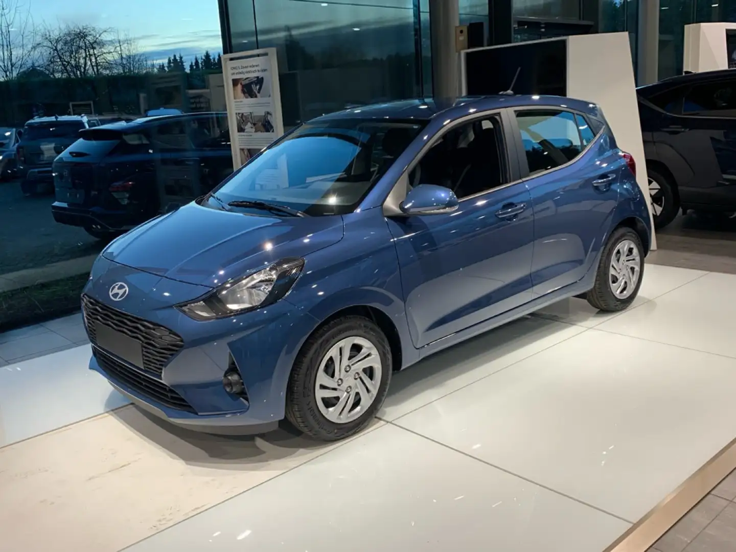 Hyundai i10 Twist AUT (MY25) **NIEUW - STOCKCONDITIES** Blauw - 1