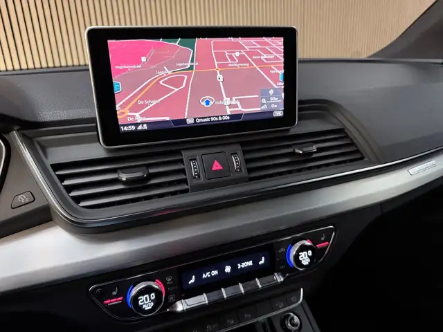Audi Q5 view 12