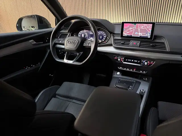 Audi Q5 view 9