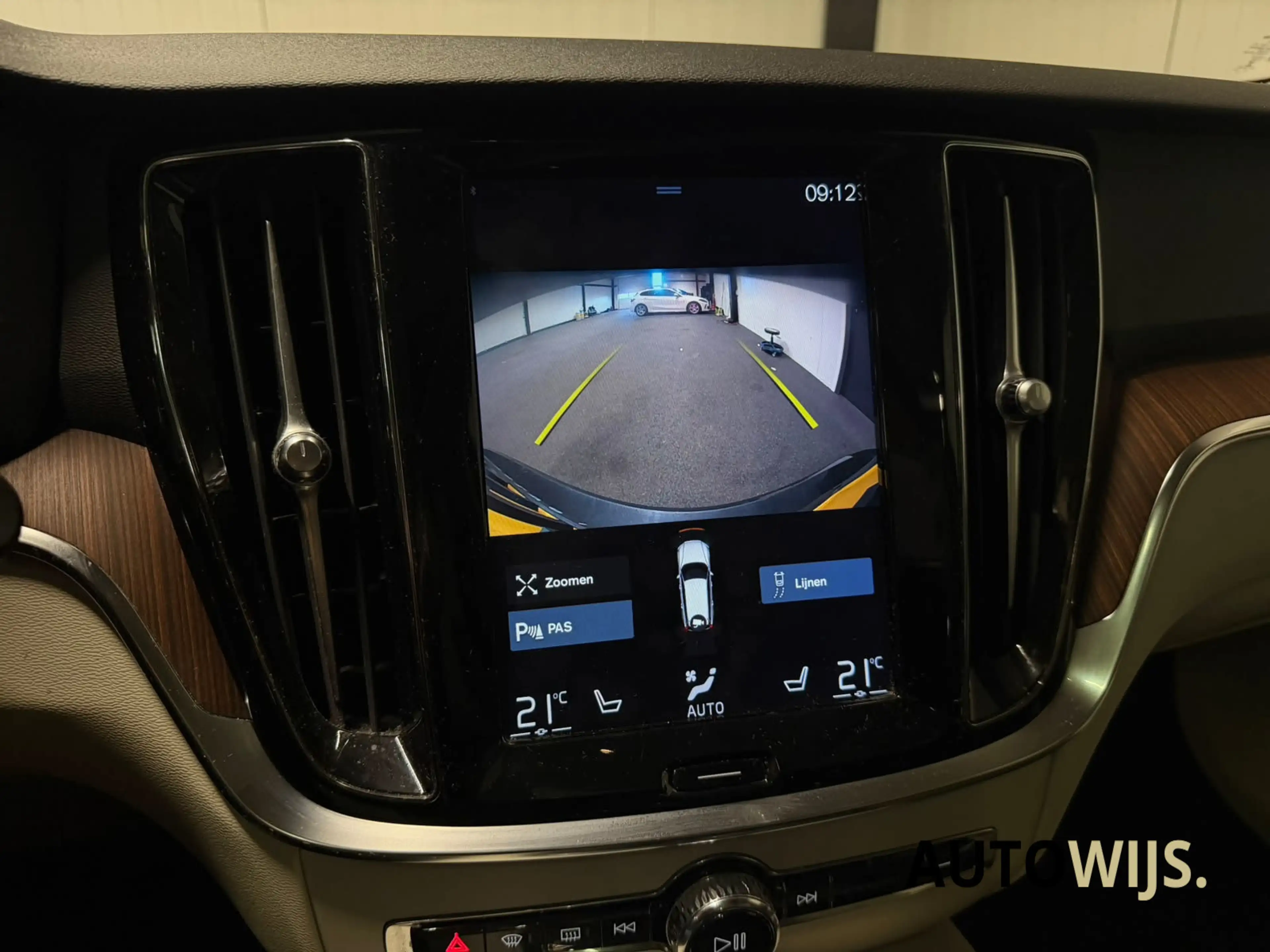 Volvo V60 2.0 T6 Twin Engine AWD Momentum Pro|PANO|CAMERA|ST — photo 19